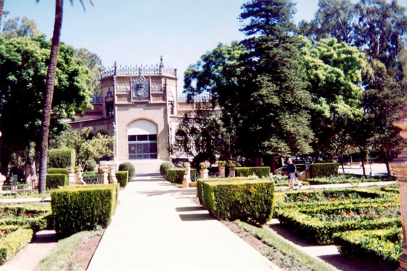 Jardines de setos recortados y un pabellón neogótico en el Parque de María Luisa, Sevilla
