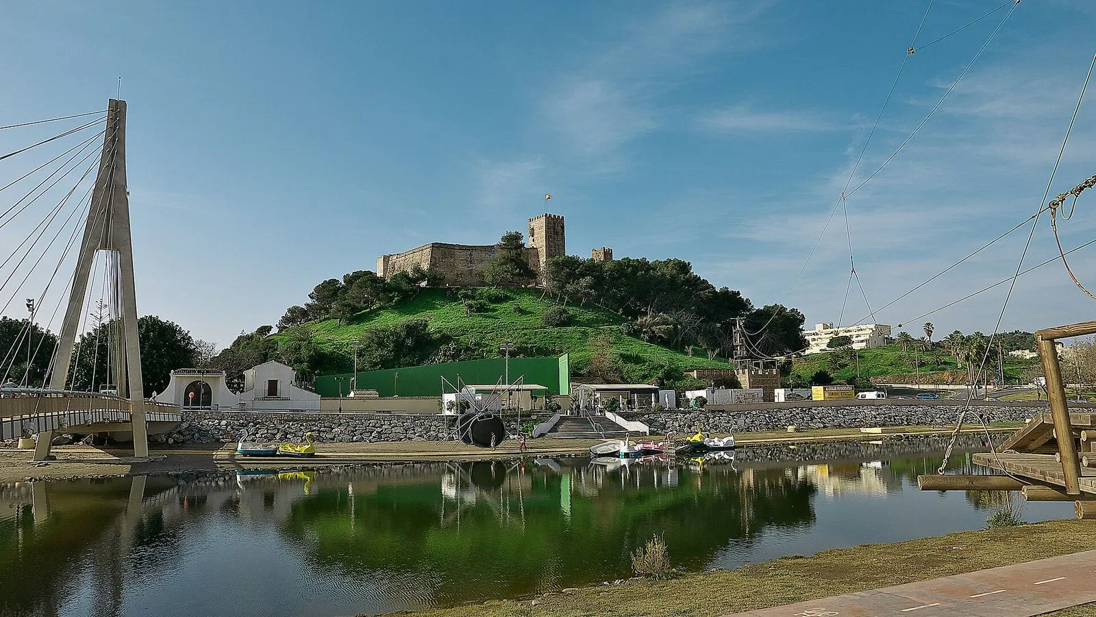 Das maurische Castillo Sohail auf seinem grünen Hügel über dem Fluss in Fuengirola