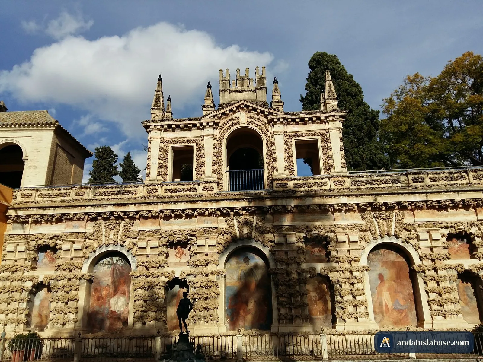 O tanque de Mercúrio diante da Galería del Grutesco, nos jardins do Alcázar