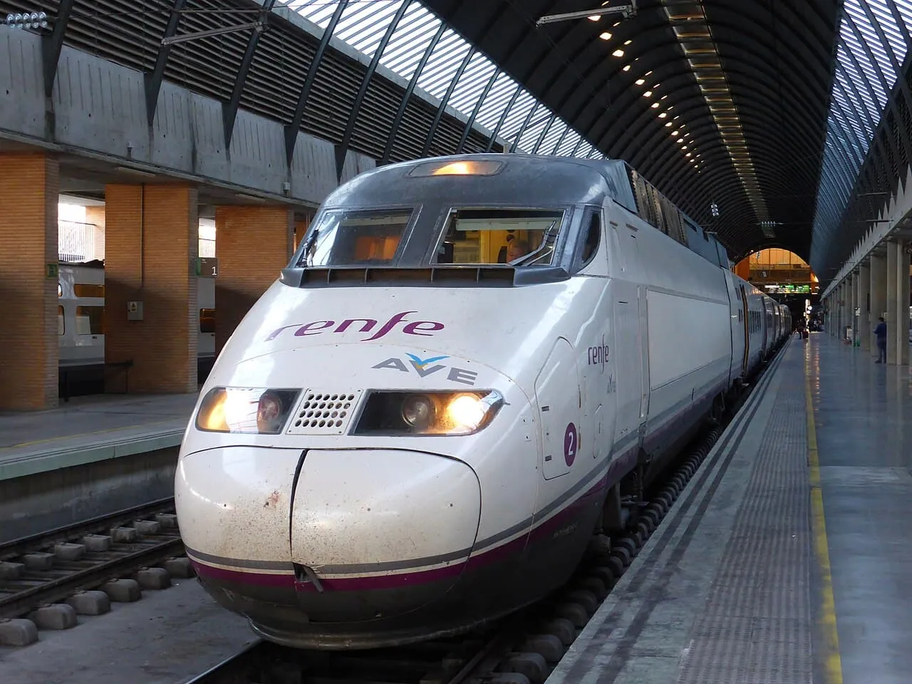 Un train à grande vitesse AVE en gare de Santa Justa à Séville