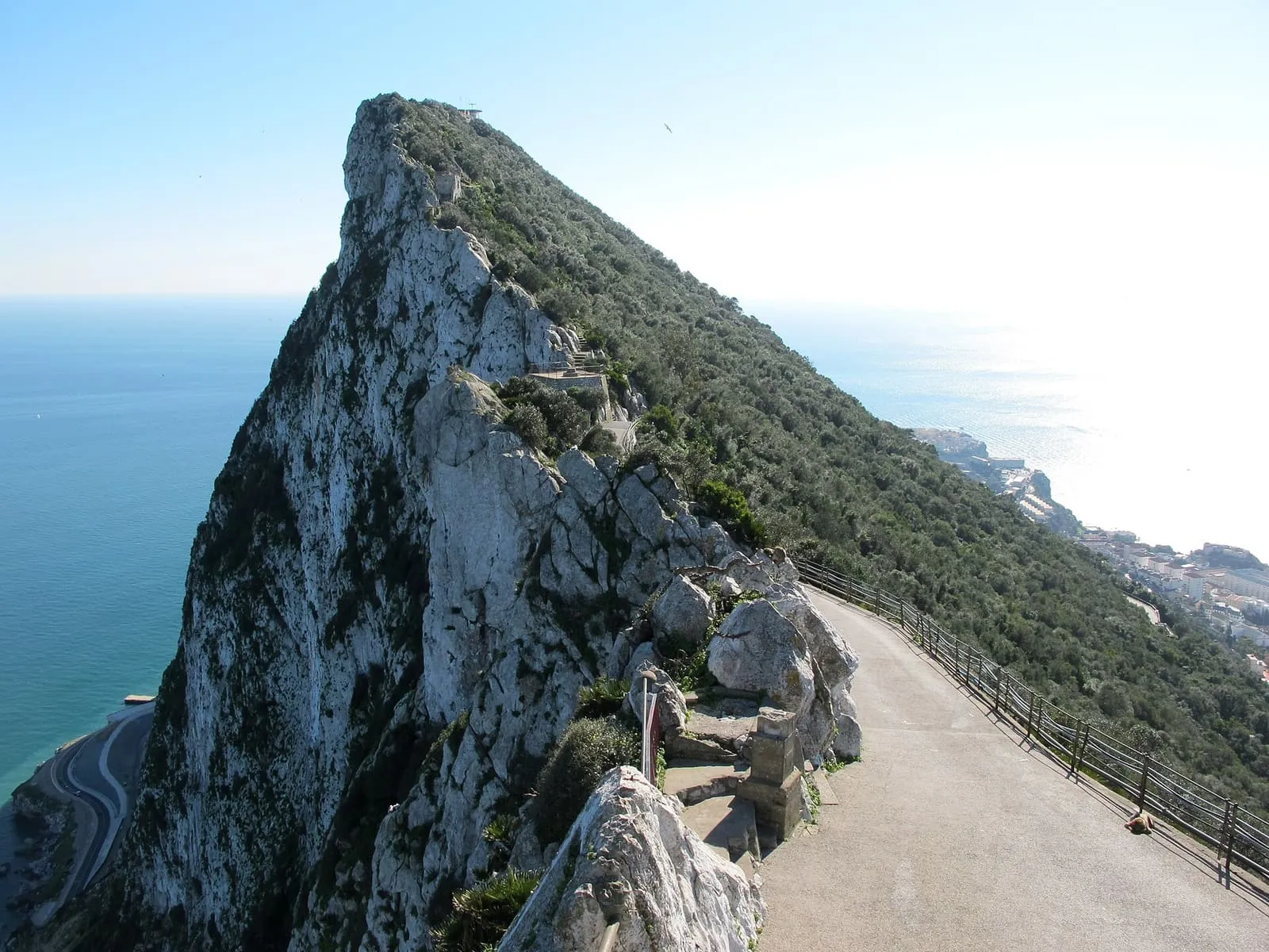 La cresta caliza del Peñón de Gibraltar sobre el mar, con un camino por la cima