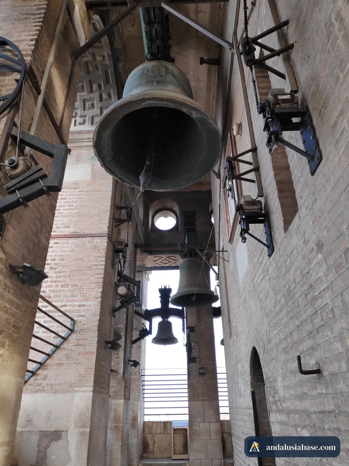 Sinos de bronze pendurados no campanário, no alto da Giralda