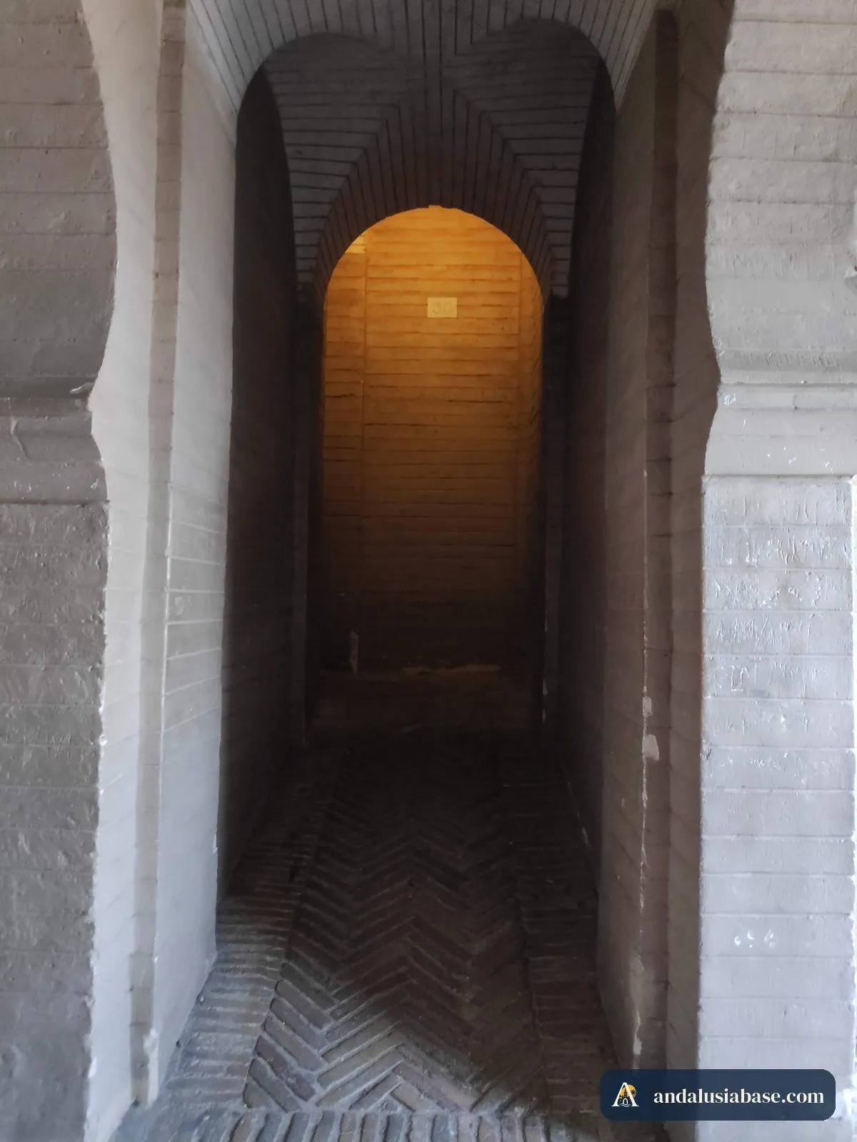 Uma das rampas abobadadas de tijolo que sobem pelo interior da Giralda