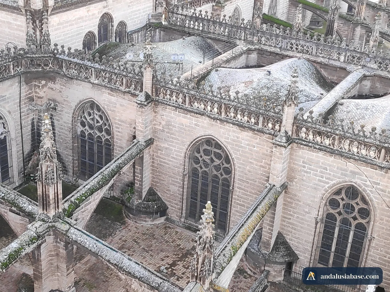 Arcobotantes, pináculos e janelas rendilhadas no telhado da Catedral de Sevilha