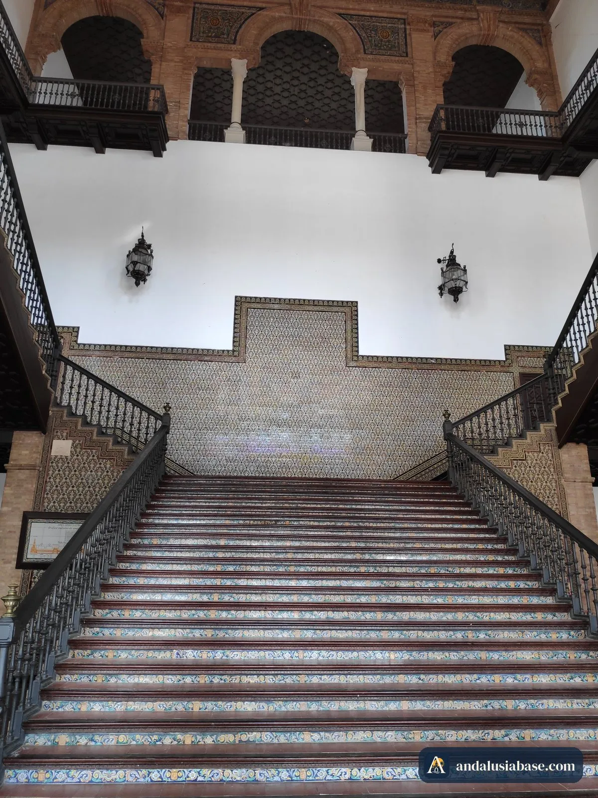 Os degraus de azulejo da grande escadaria interior que sobe até à galeria