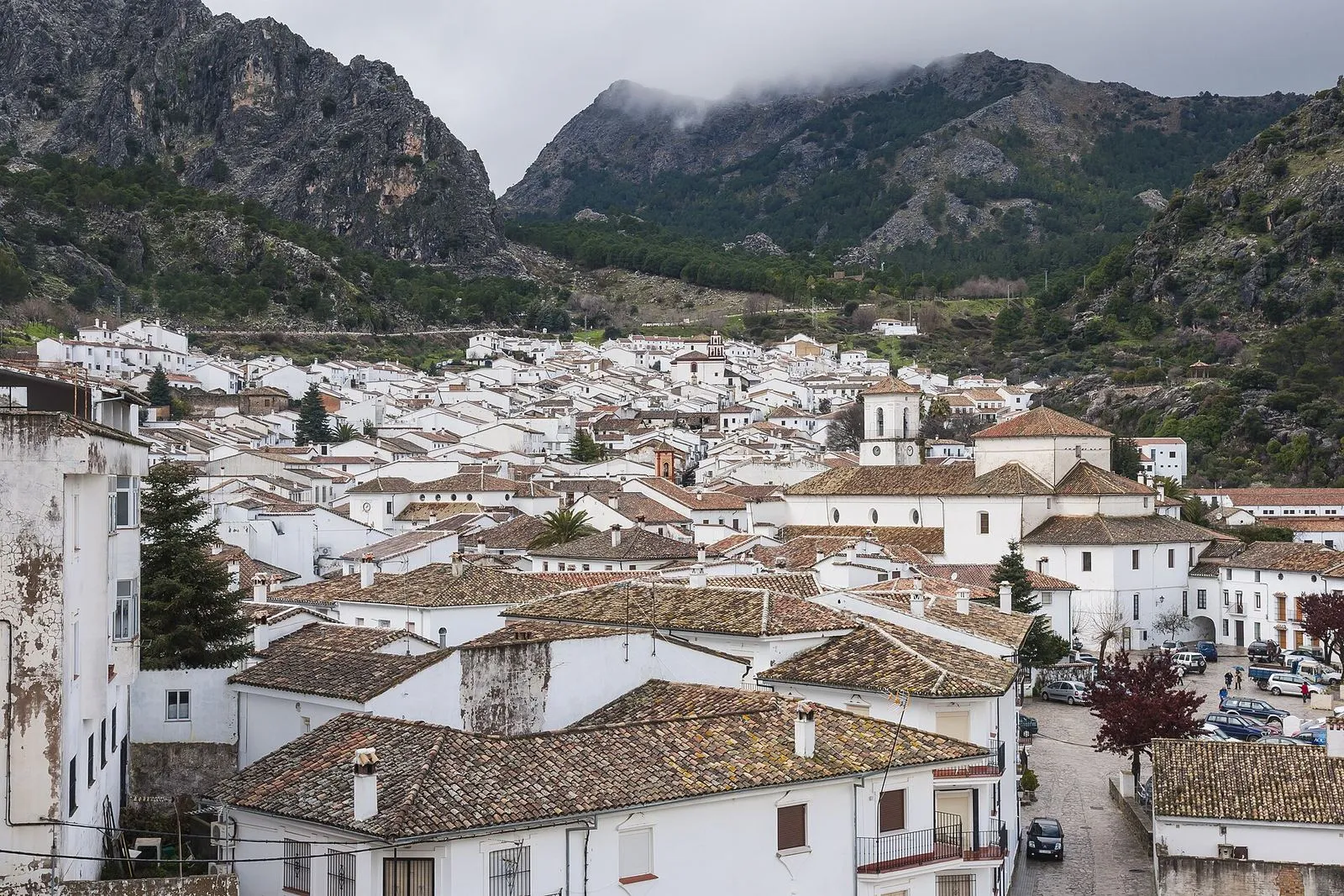 As casas brancas de Grazalema sob os picos calcários do seu parque natural
