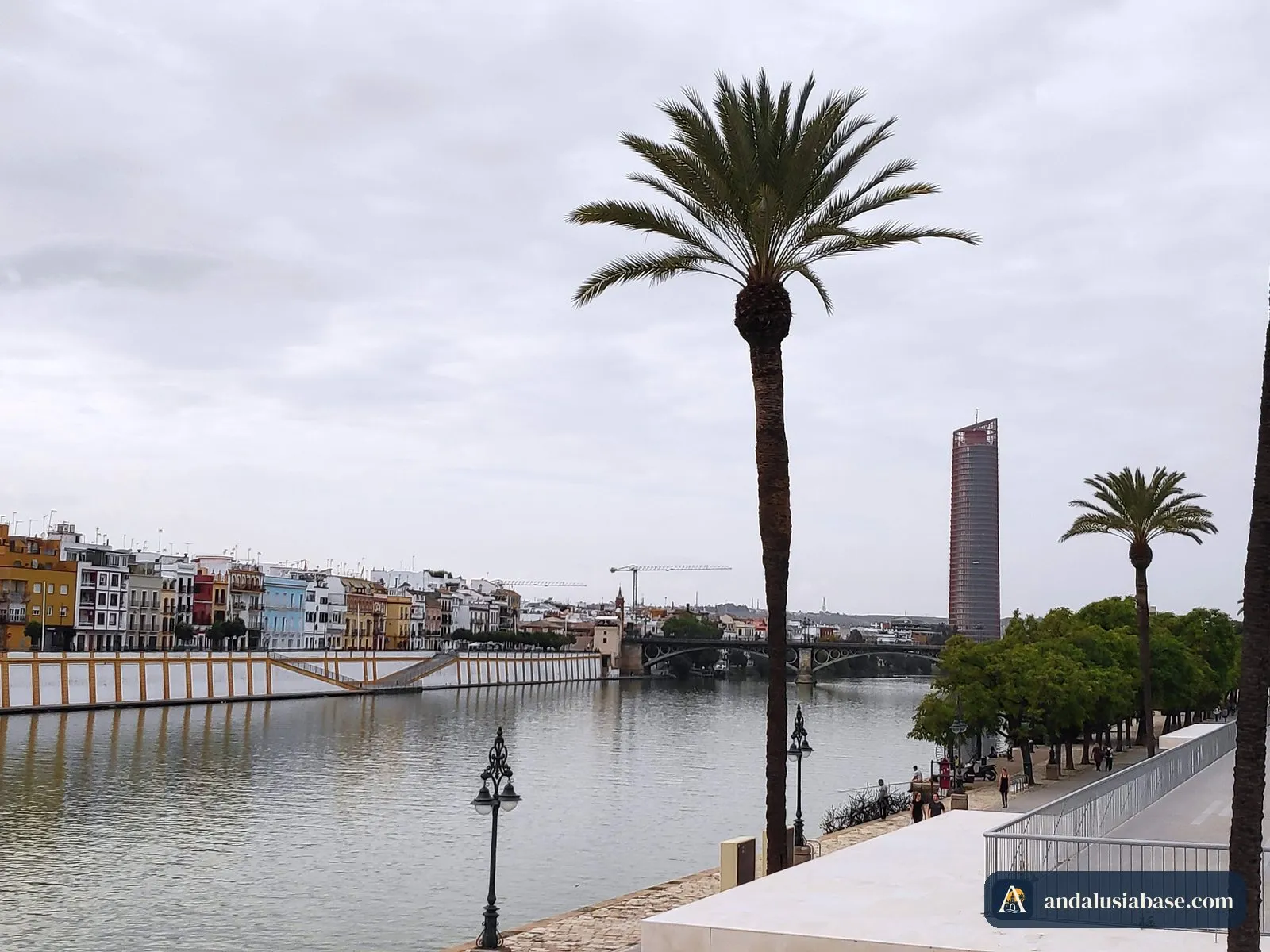 Águas calmas no Guadalquivir, com as casas coloridas da margem de Triana do outro lado