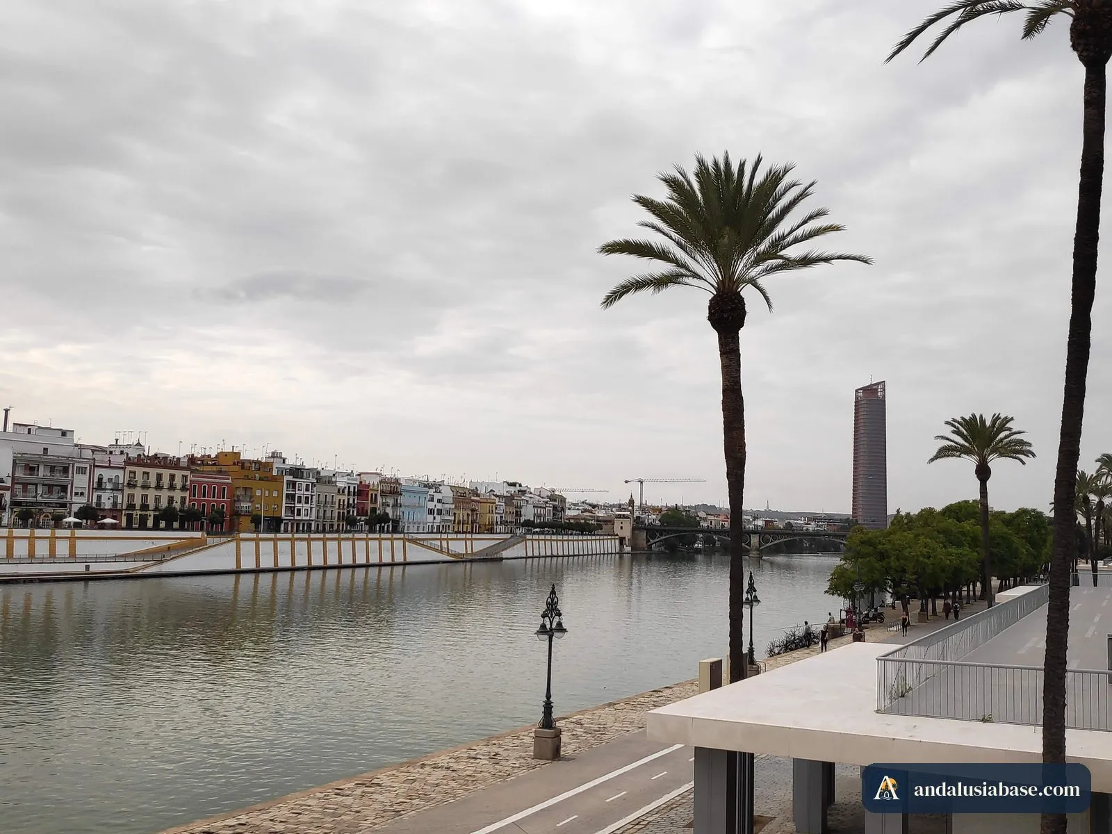 As casas de Triana na margem do Guadalquivir num dia nublado