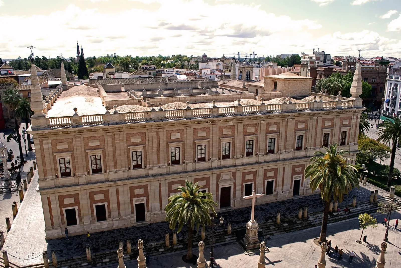 L'Archivo de Indias de Séville vu d'en haut, avec ses balustrades de pierre et ses palmiers
