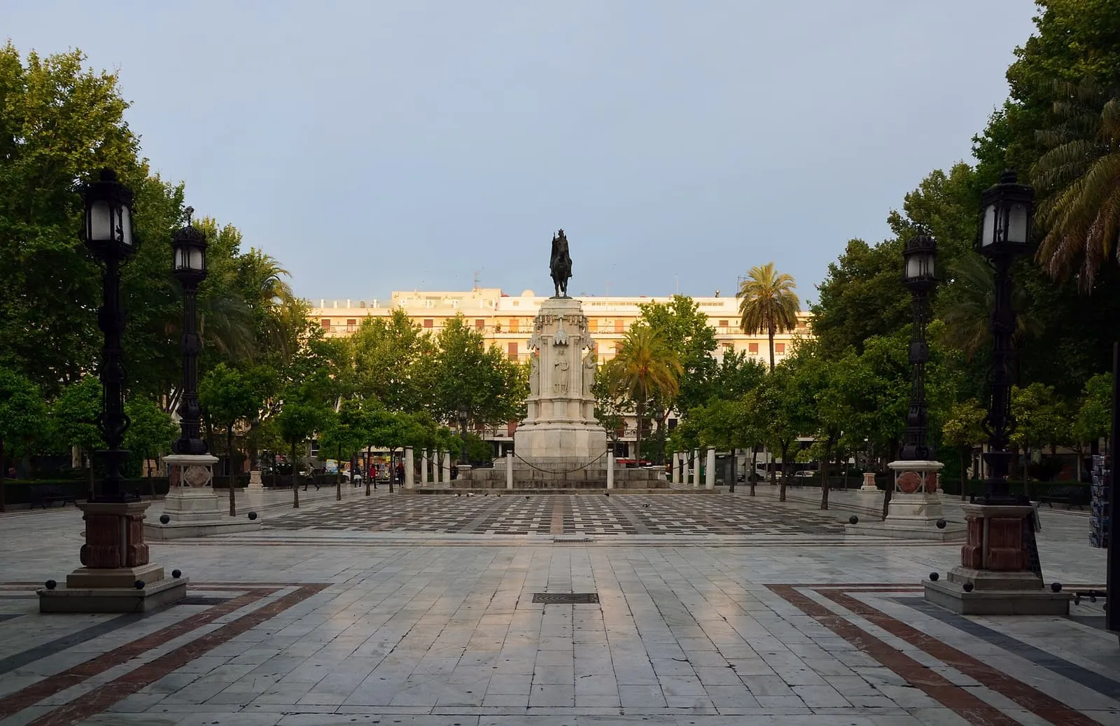 La Plaza Nueva de Sevilla con la estatua ecuestre de Fernando III y sus farolas