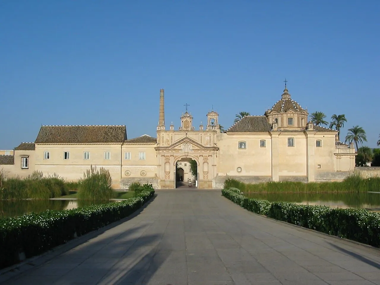 La portada de entrada y la iglesia con cúpula del Monasterio de la Cartuja de Sevilla
