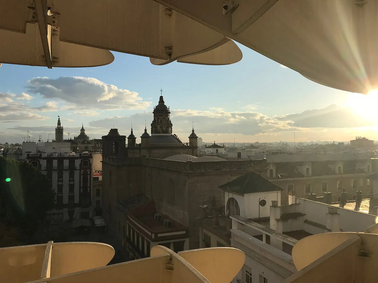 Sonnenuntergang über Dächern und Kirchenkuppeln von Sevilla, gesehen vom Rundgang auf den Setas