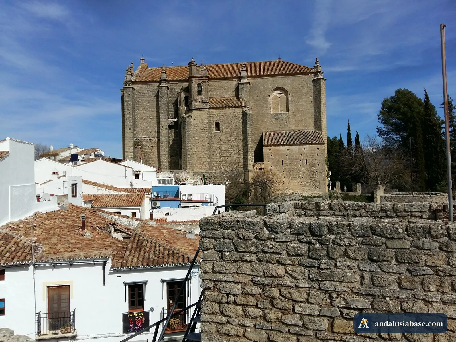 A Iglesia del Espíritu Santo sobre os telhados e muralhas da cidade velha de Ronda