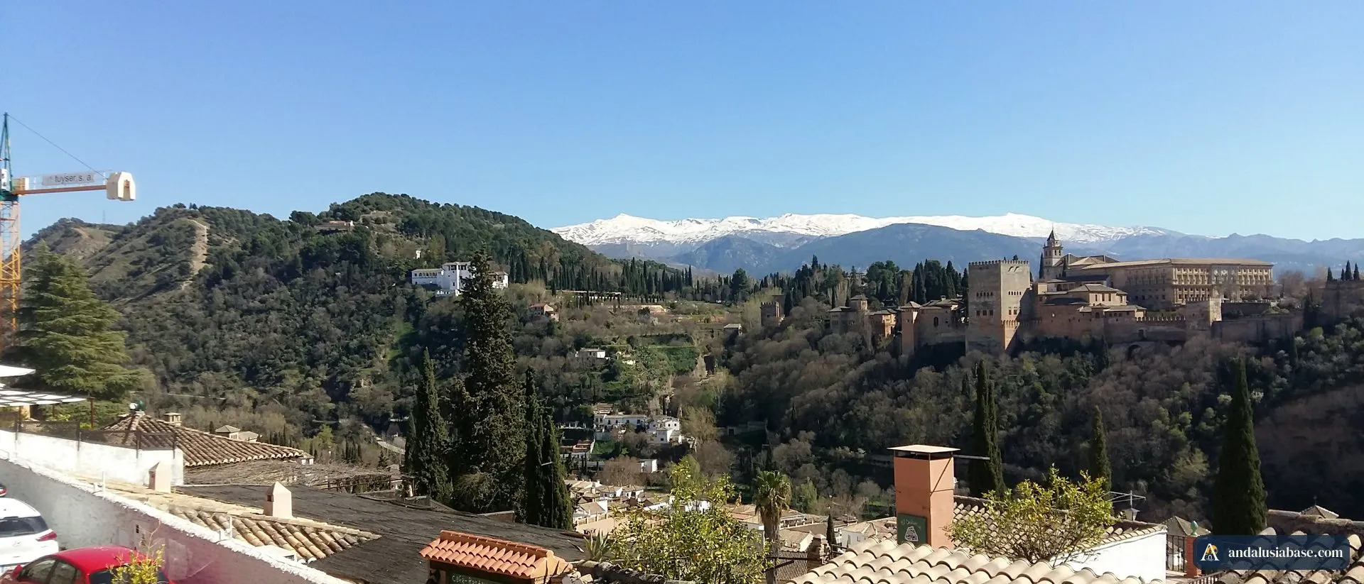 A Alhambra e a Sierra Nevada nevada vistas dos telhados do Albaicín, em Granada