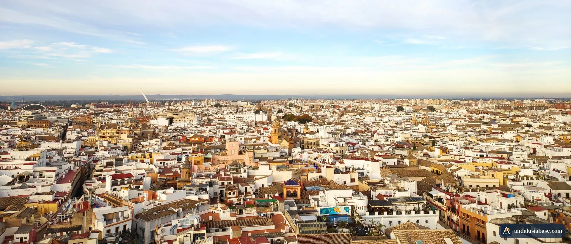 Vista sobre os telhados de Sevilha até ao horizonte a partir do alto da Giralda