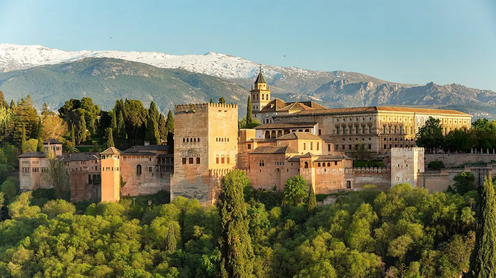 L'Alhambra au coucher du soleil depuis le Mirador de San Nicolás, devant la Sierra Nevada enneigée