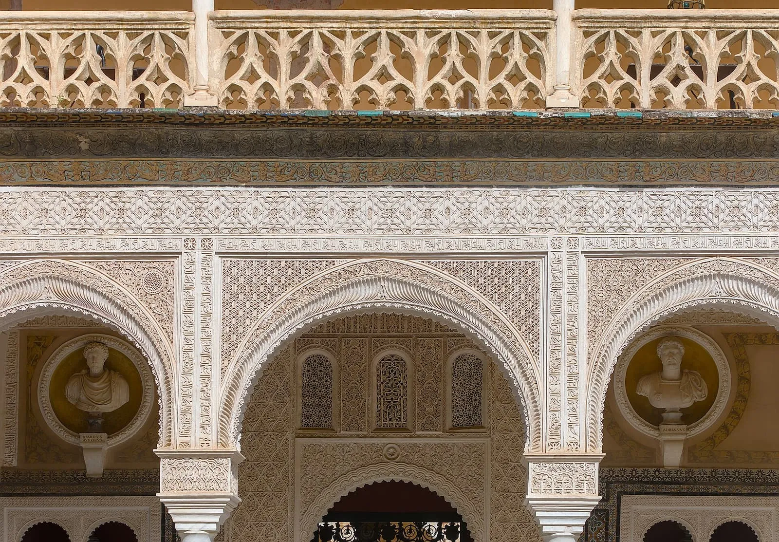 Arcos de yesería labrada y bustos de estilo romano en el patio de la Casa de Pilatos, Sevilla