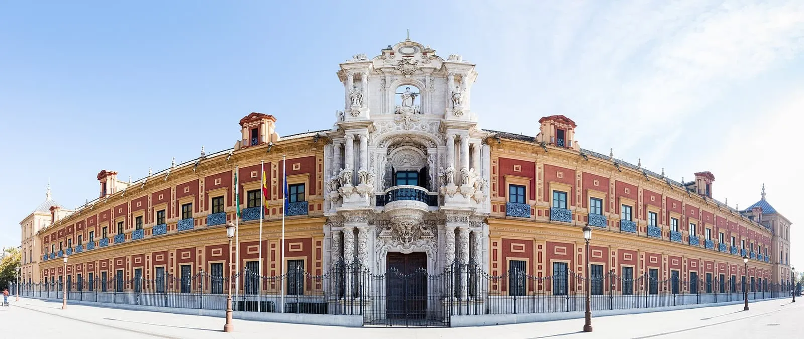 Die barocke Fassade des Palacio de San Telmo in Sevilla mit reich geschmücktem Mittelportal