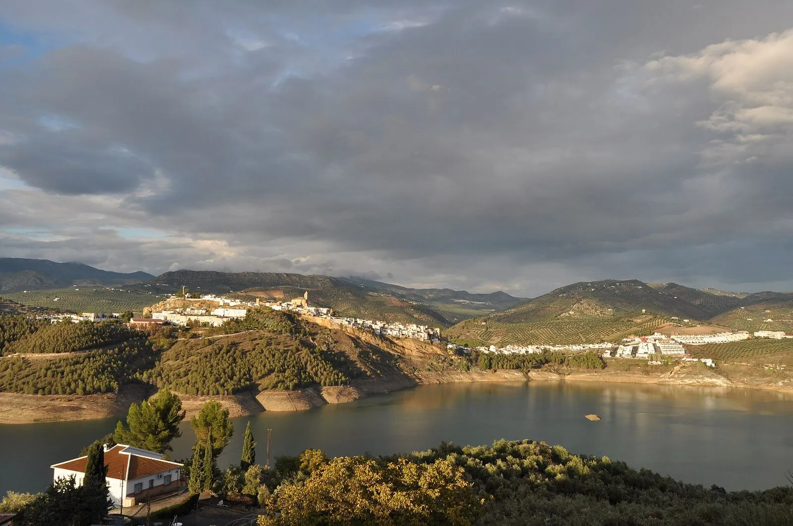 A aldeia branca de Iznájar na sua colina sobre a albufeira de Iznájar