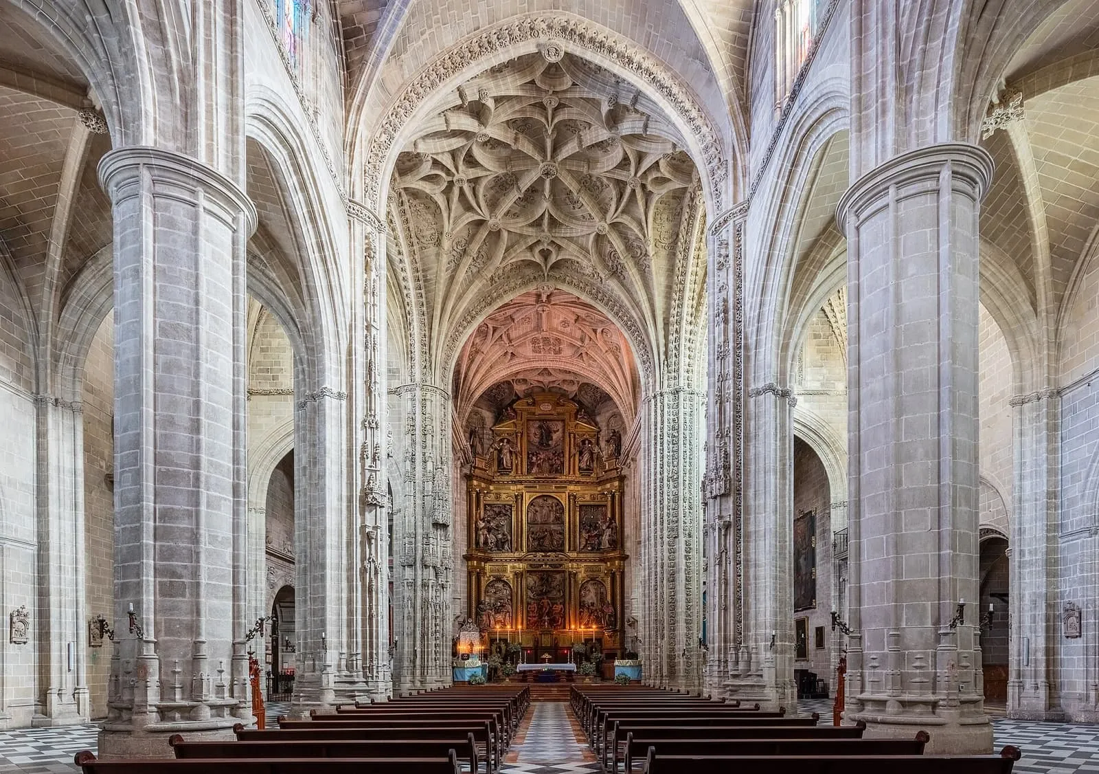 Das gotische Mittelschiff und der vergoldete Hochaltar der Kirche San Miguel in Jerez de la Frontera