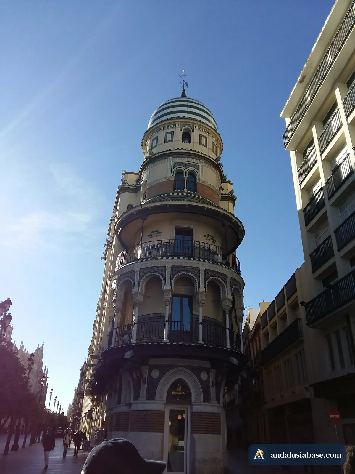 O edifício La Adriática, com cúpula, na esquina da Avenida de la Constitución sob um céu azul