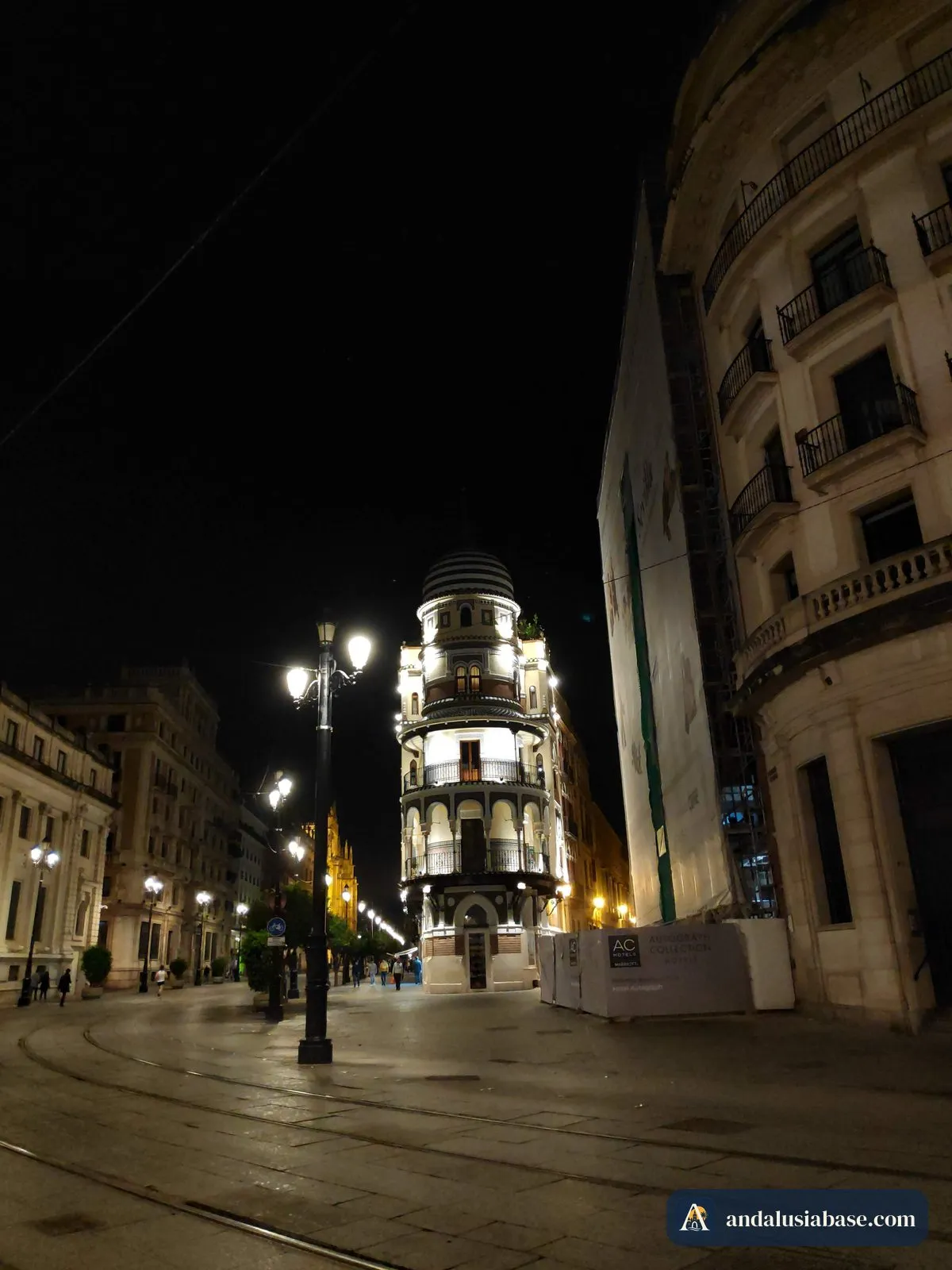 O edifício La Adriática, com a sua cúpula, na Avenida de la Constitución iluminado à noite