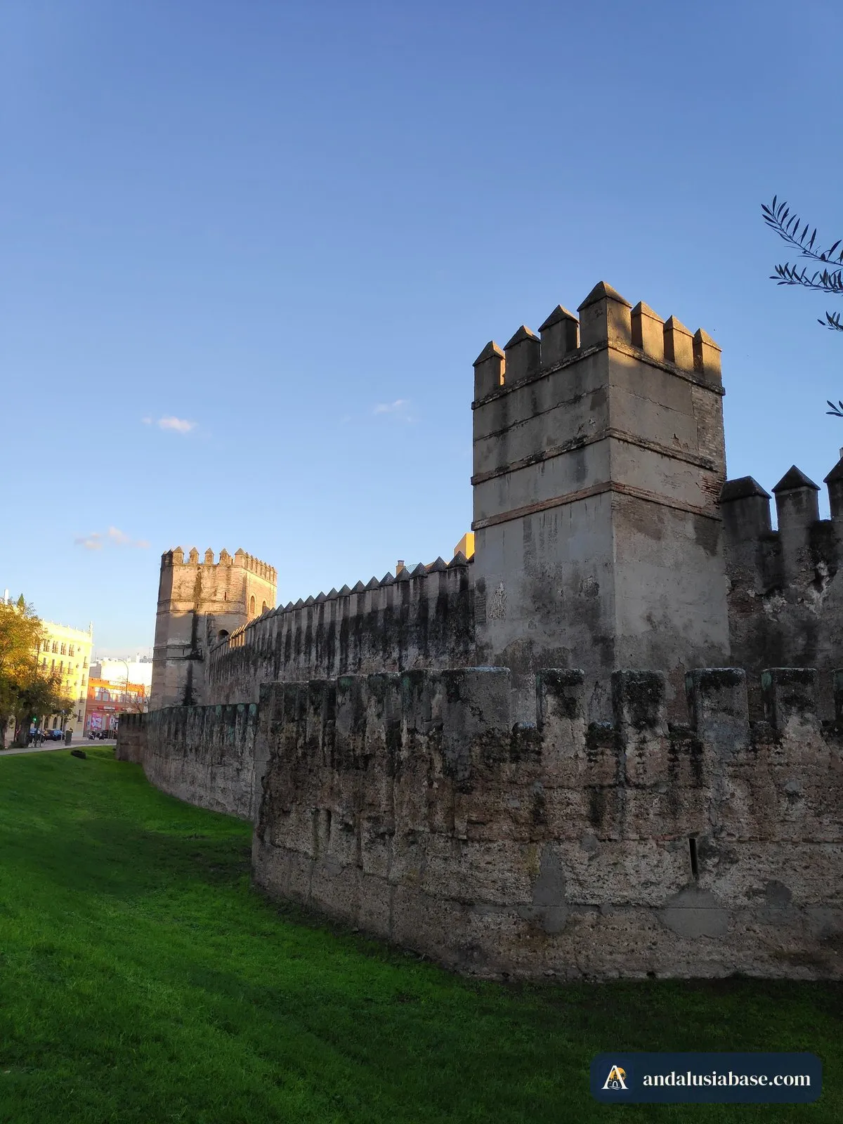 As muralhas almóadas e as suas torres junto à Basílica de la Macarena