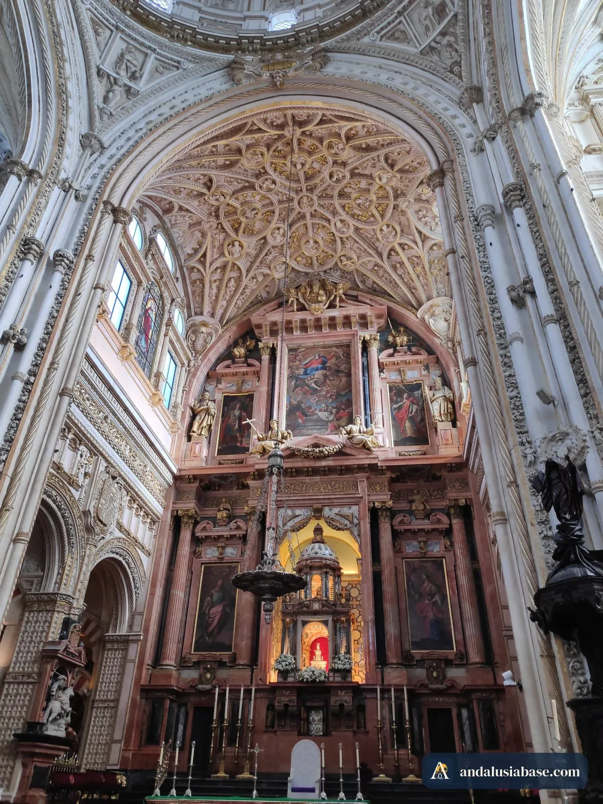 Altar-mor renascentista e abóbada da catedral construída dentro da Mesquita