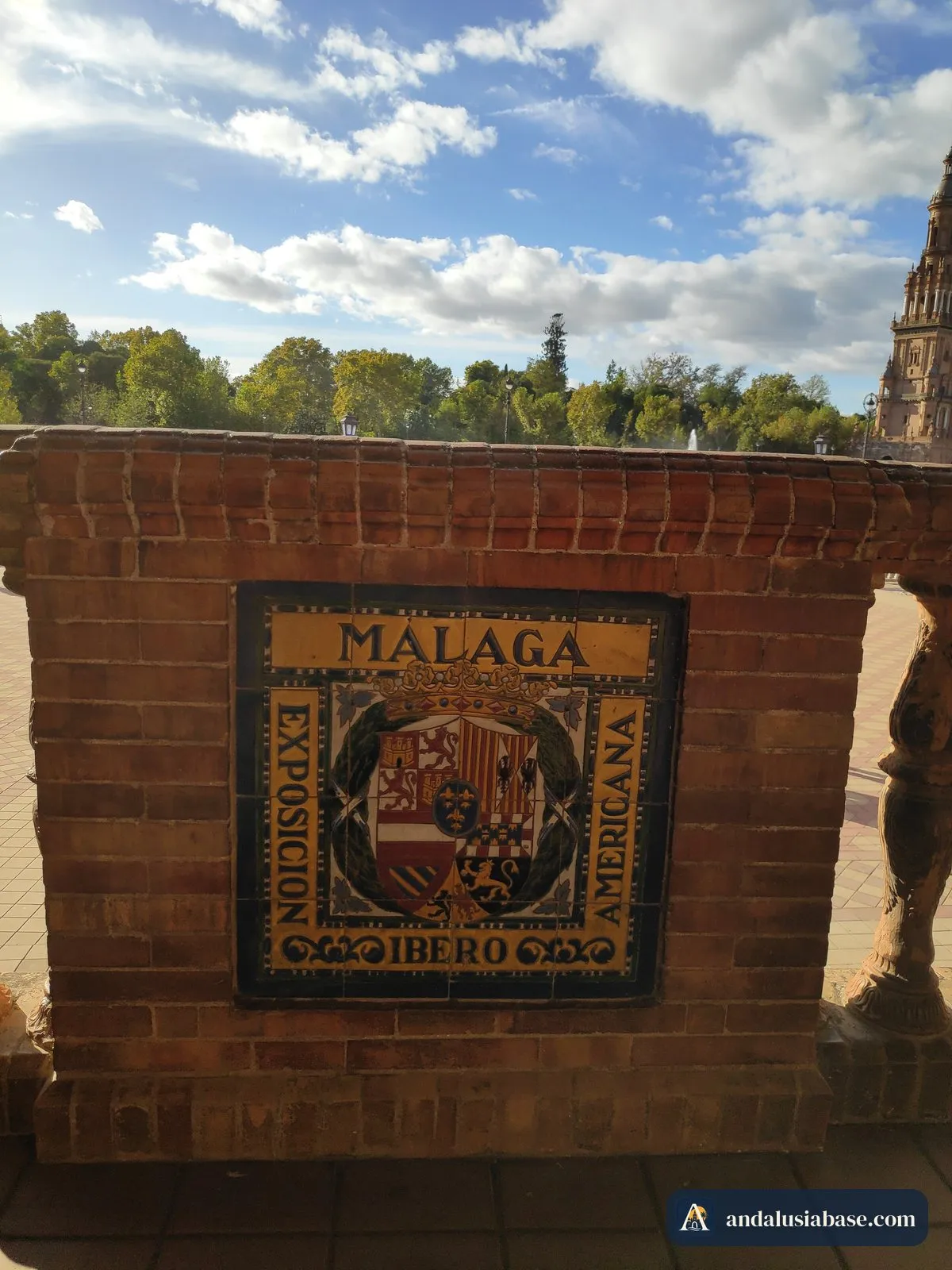 O brasão de Málaga em azulejos na parede de tijolo do seu nicho provincial