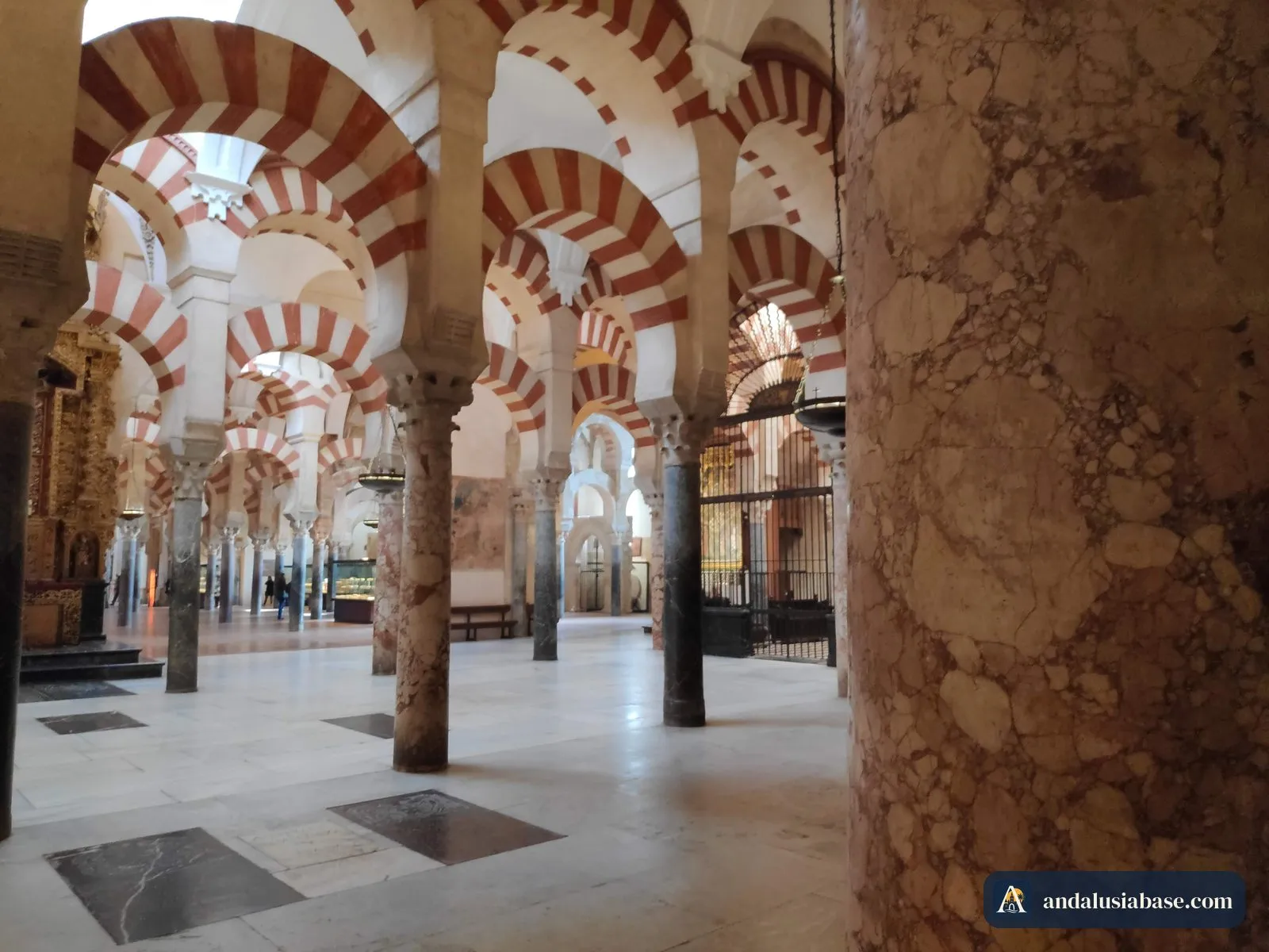 Colunas de mármore e arcos vermelhos e brancos no interior da Mesquita-Catedral