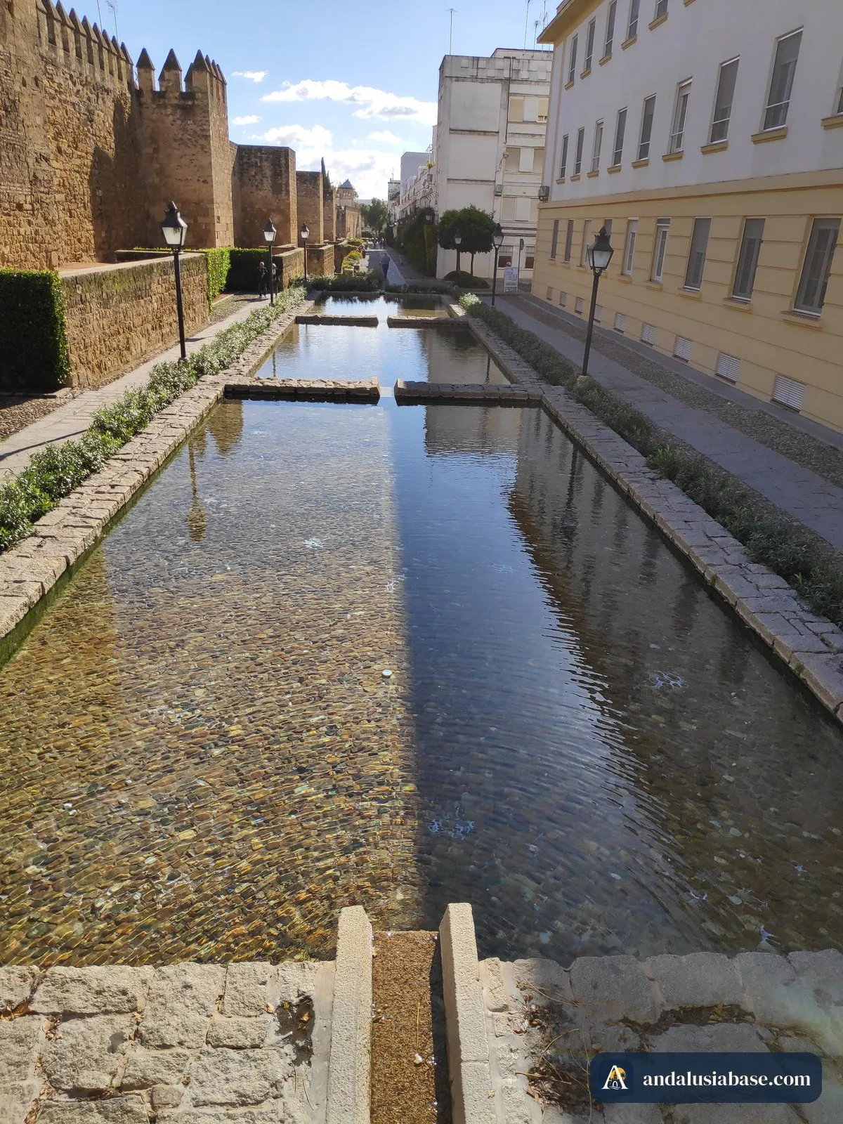Muralhas medievais e um longo canal de água na orla do centro histórico de Córdoba