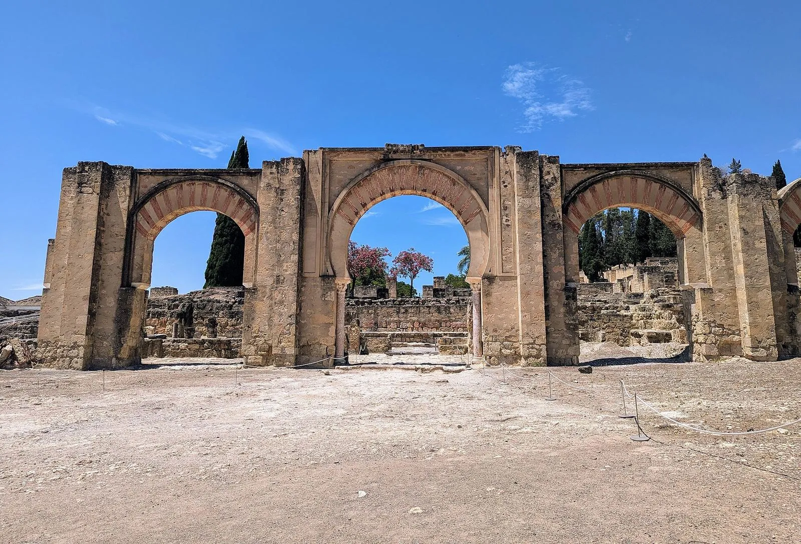 Os arcos de ferradura do grande pórtico de Medina Azahara, a cidade palatina dos califas perto de Córdova