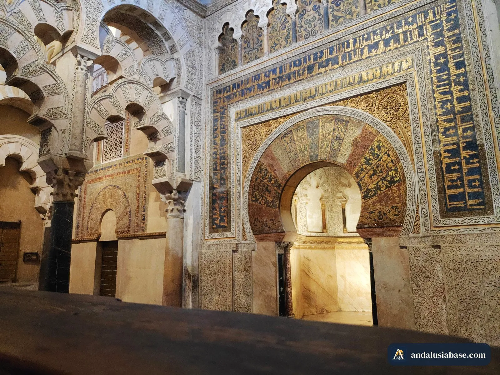 Mosaicos de ouro e vidro em torno do arco de ferradura do mihrab
