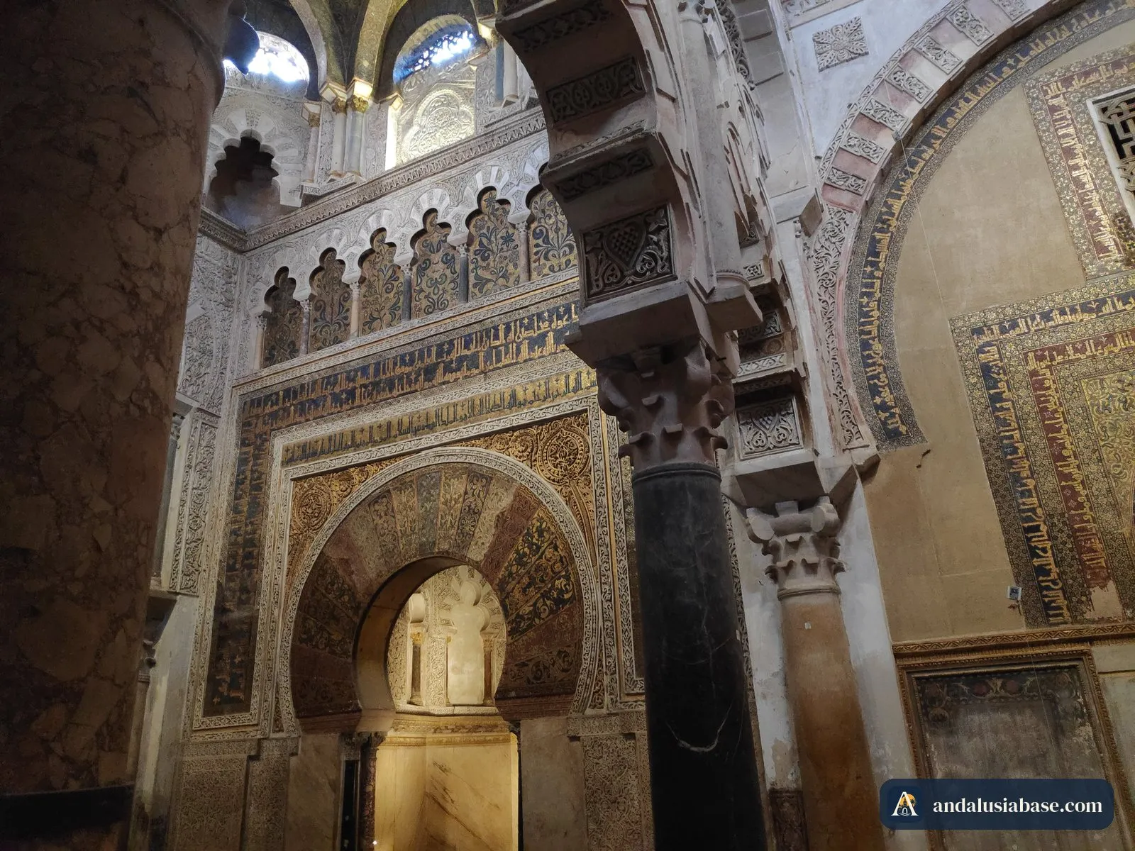 O mihrab dourado e os arcos lavrados à sua frente na Mesquita de Córdoba