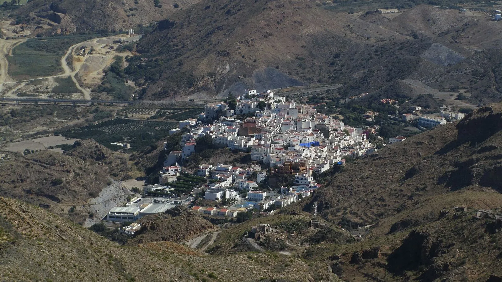 A aldeia branca de Mojácar na sua colina, entre as montanhas secas de Almería