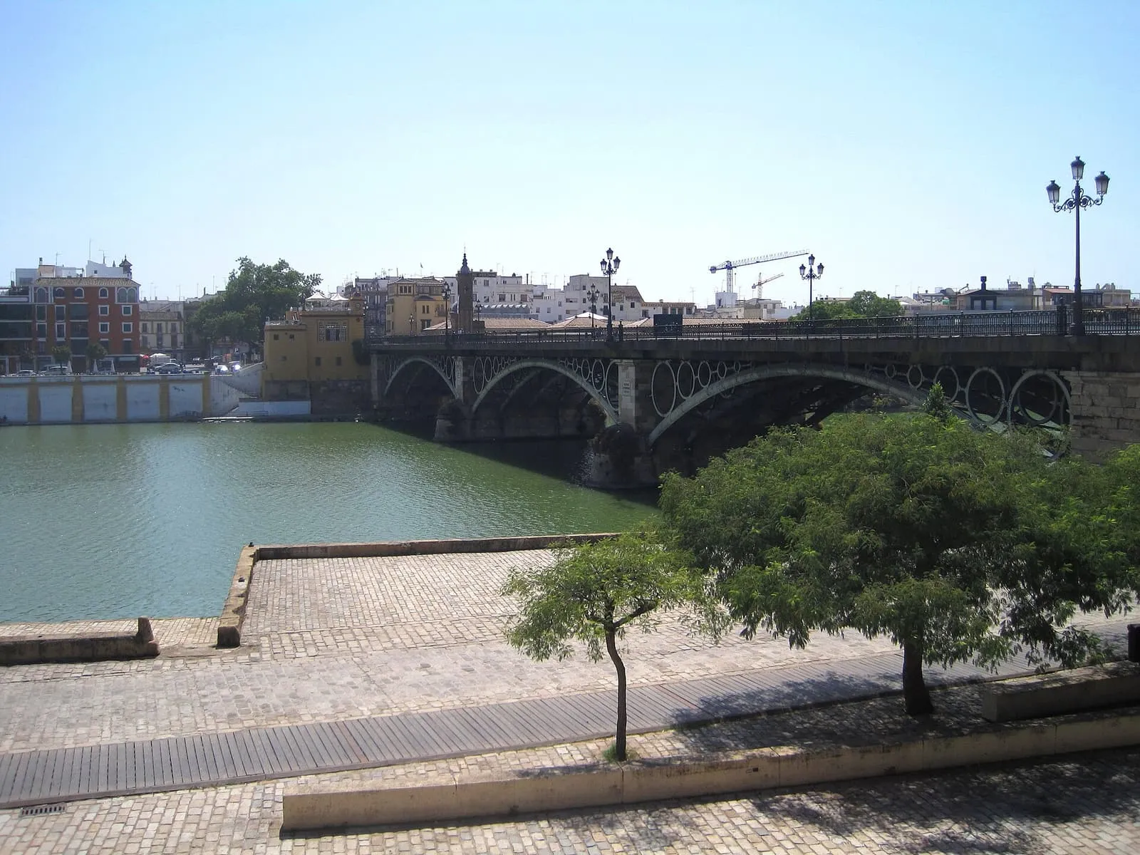 Die eiserne Puente de Isabel II, auch Triana-Brücke, über dem Guadalquivir in Sevilla bei Sonnenschein