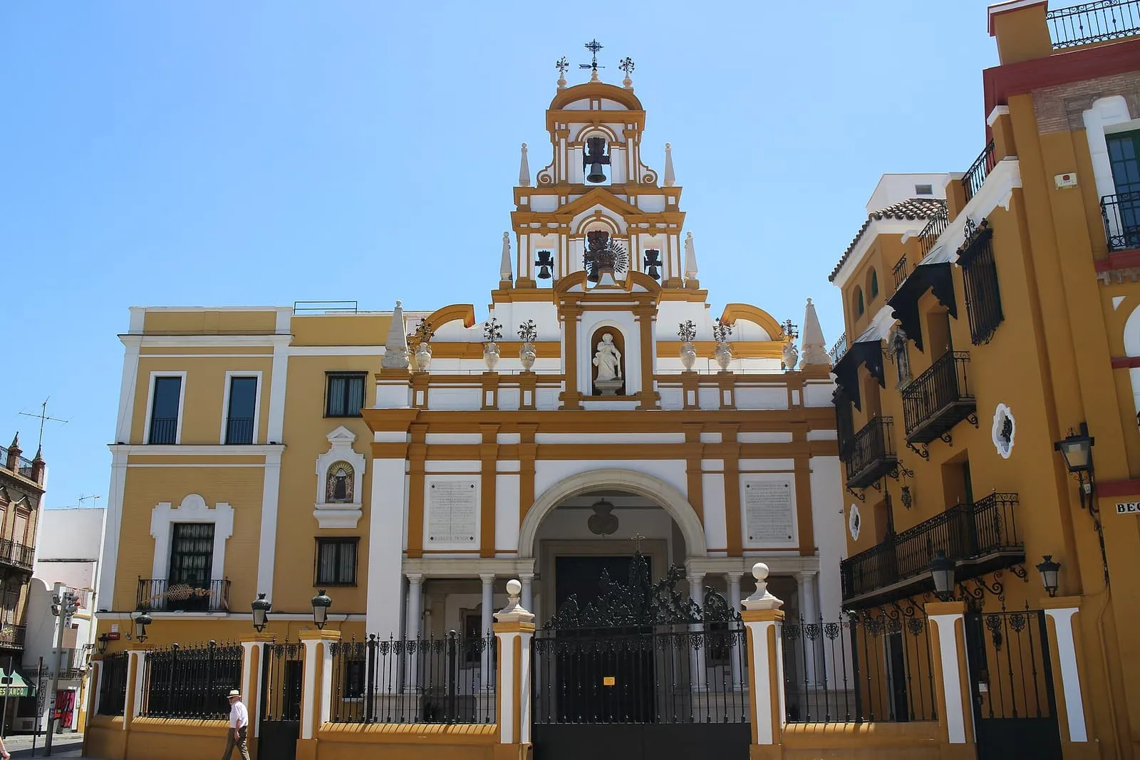 La facciata bianca e gialla della Basílica de la Macarena a Siviglia