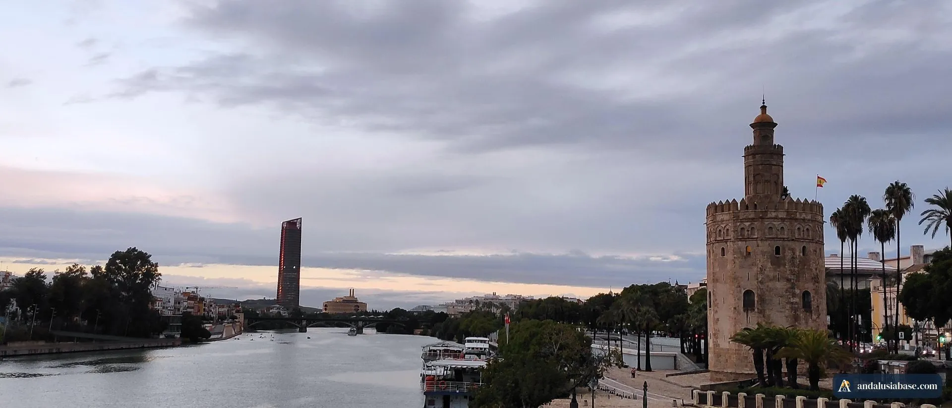 A Torre del Oro e o Guadalquivir ao entardecer, vistos do passeio ribeirinho em Sevilha