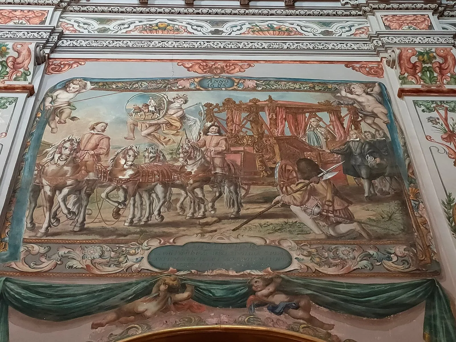 Ein barockes Wandgemälde mit einem von Pferden gezogenen Wagen im Hospital de los Venerables, Sevilla