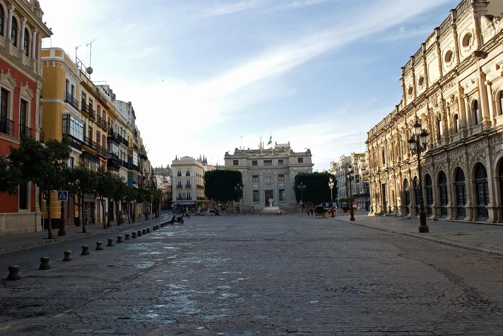 Die Plaza de San Francisco in Sevilla, rechts die platereske Fassade des Rathauses