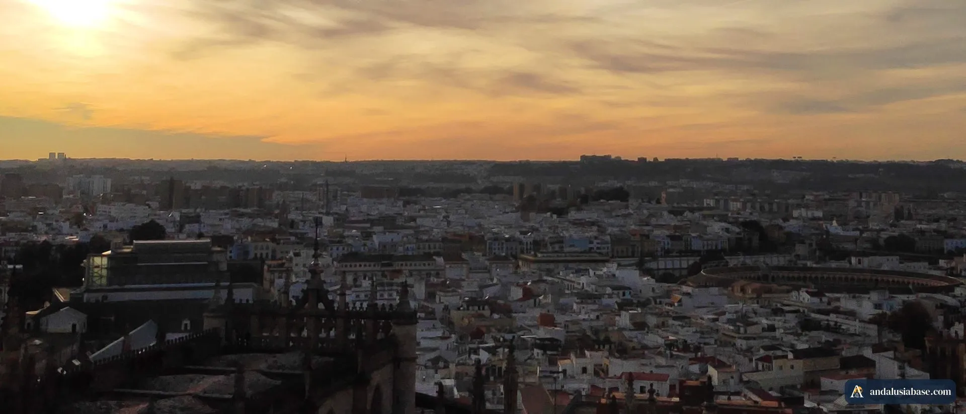 Os telhados de Sevilha e a catedral ao pôr do sol em dezembro, vistos da Giralda