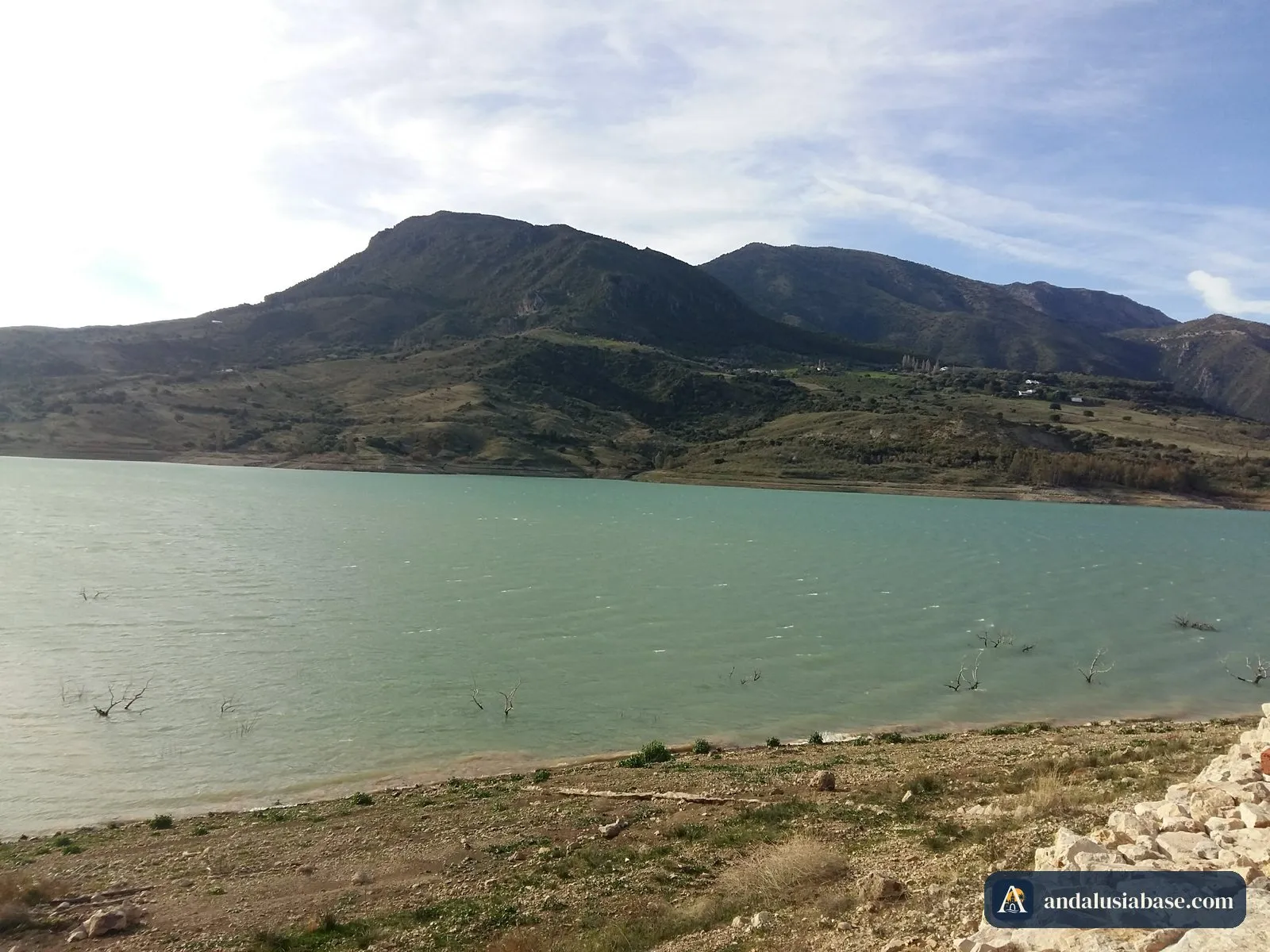 Uma albufeira turquesa no sopé das montanhas da Serranía de Ronda