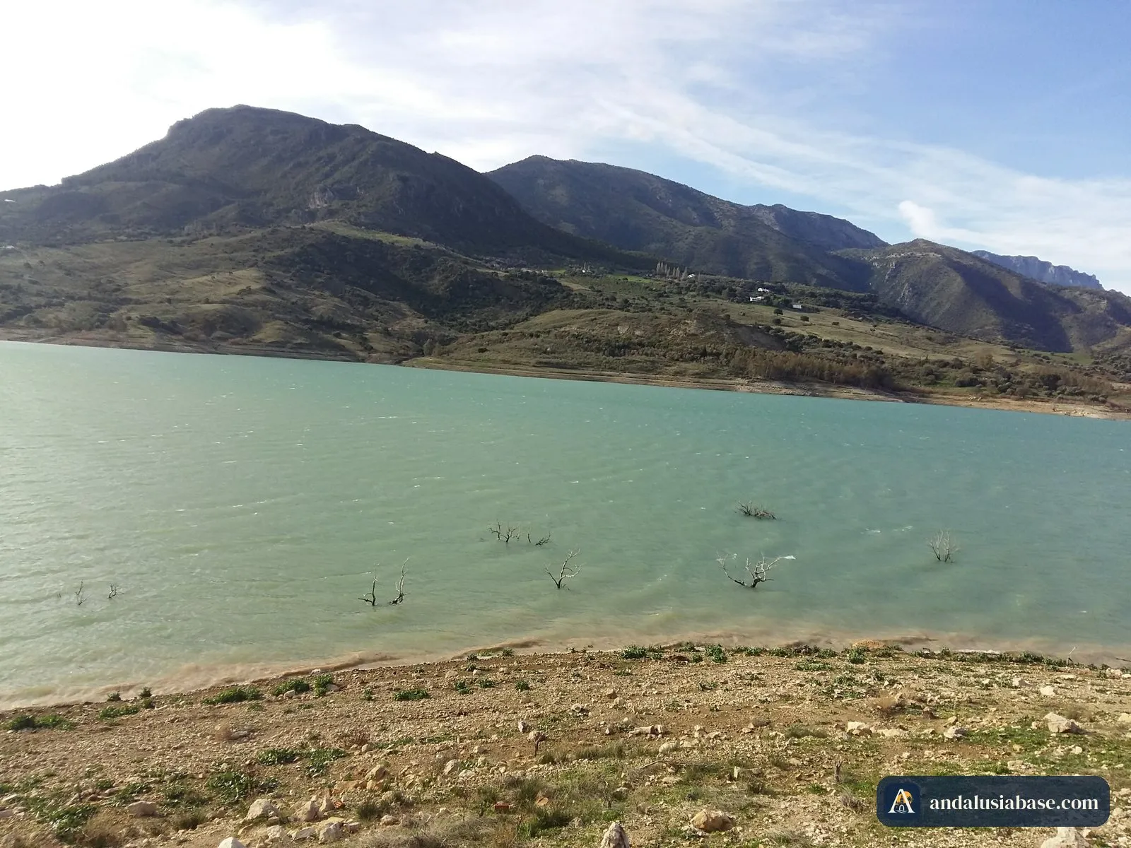 Uma albufeira rodeada de montanhas na Serranía de Ronda