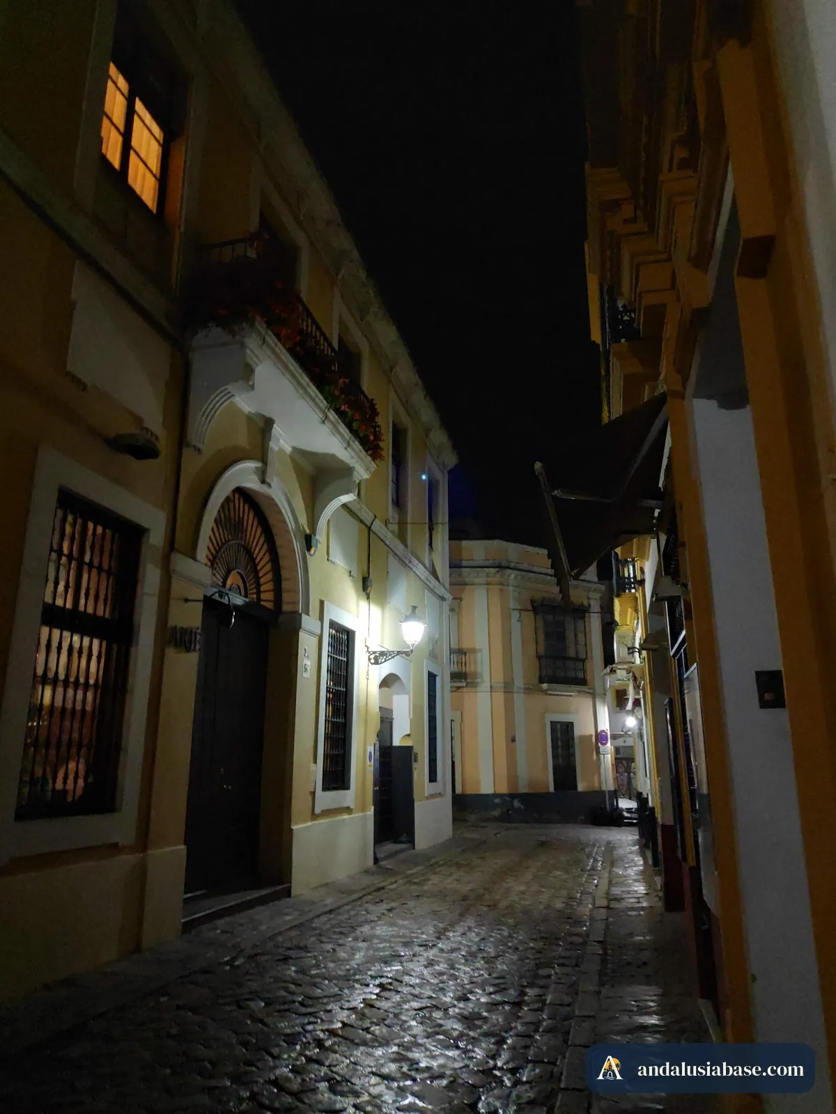 Rua calcetada e sossegada entre casas antigas em Santa Cruz à noite