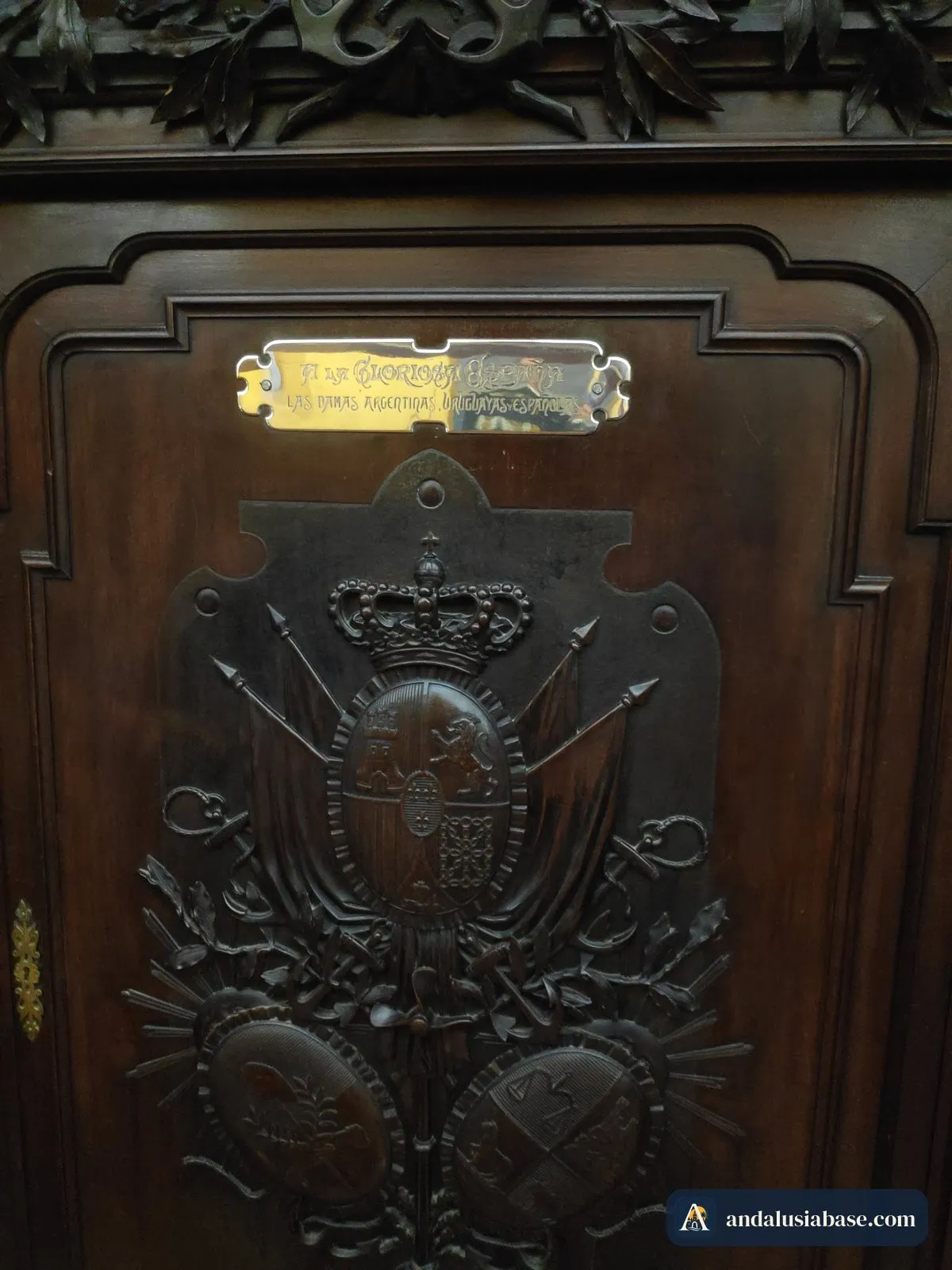 Móvel de madeira entalhada com um brasão real no museu naval no interior da torre
