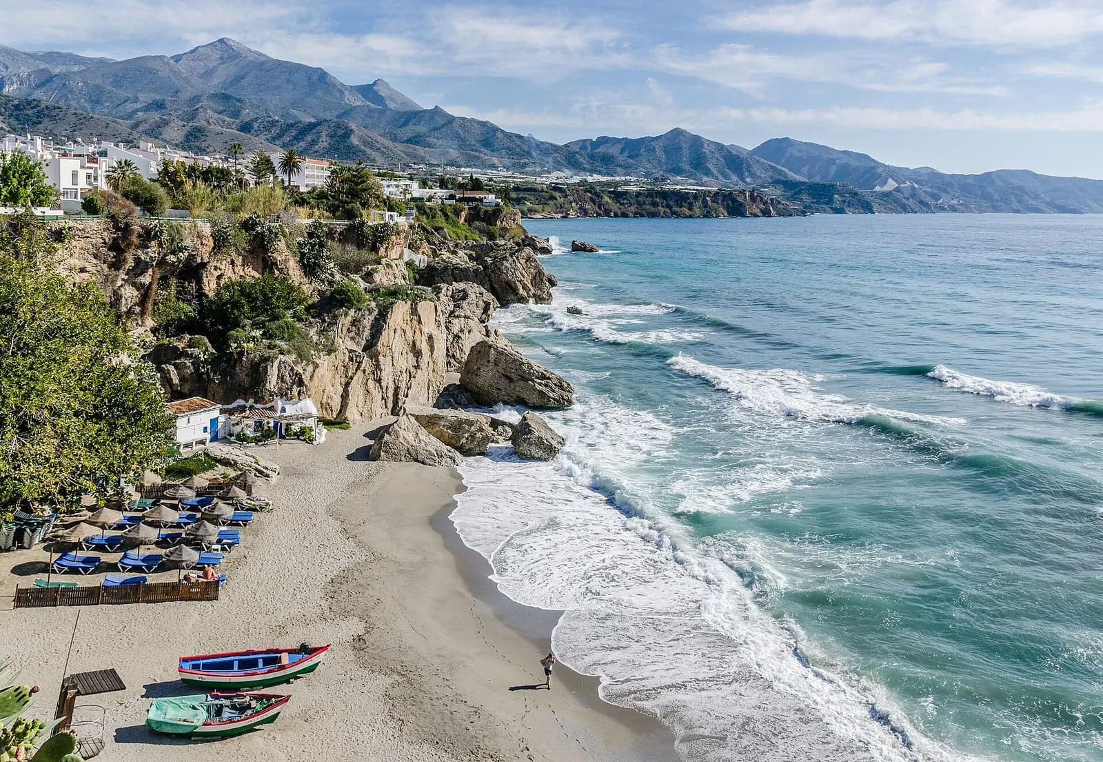 Kleiner Strand mit Fischerbooten und felsigen Buchten, gesehen vom Balcón de Europa in Nerja