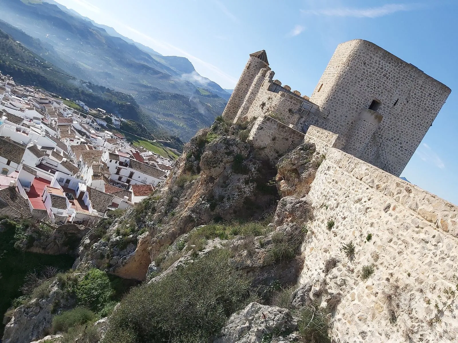 O castelo mouro de Olvera no seu rochedo, sobre as casas brancas da aldeia