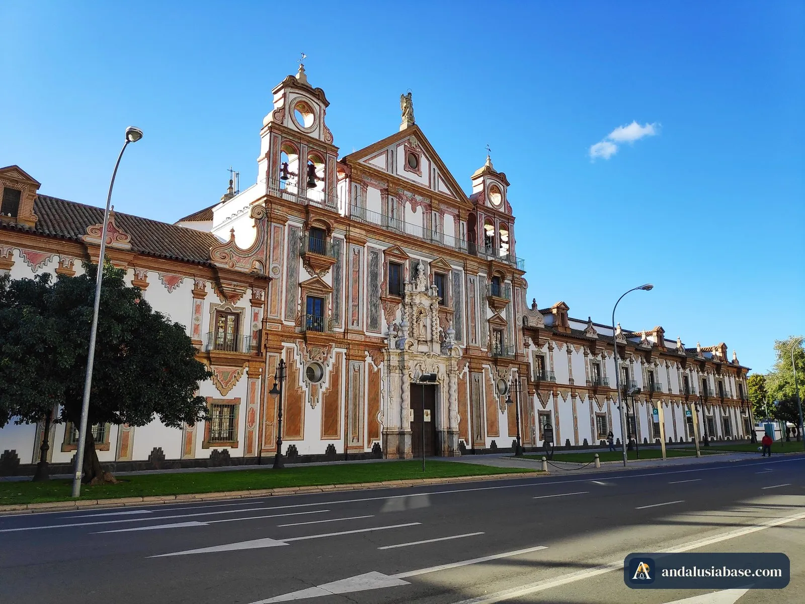 A fachada barroca do Palacio de la Merced, a norte do centro de Córdoba