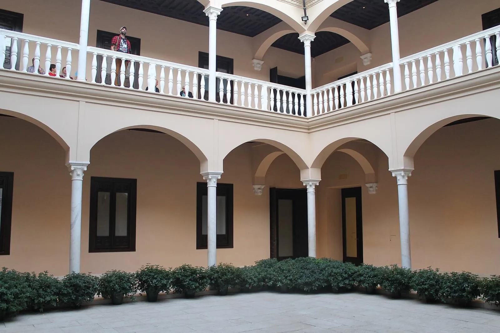 Der zweigeschossige Arkadenhof des Museo Picasso Málaga im Palacio de Buenavista