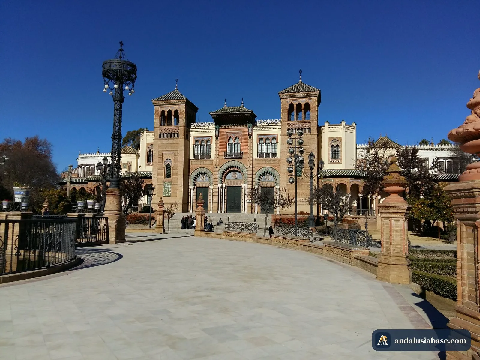 O pavilhão de estilo mudéjar de um museu na Plaza de América, no Parque de María Luisa